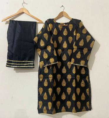 2 Pcs Women's Stitched Silk Printed Suit
7
% OFF
1,460
7
%